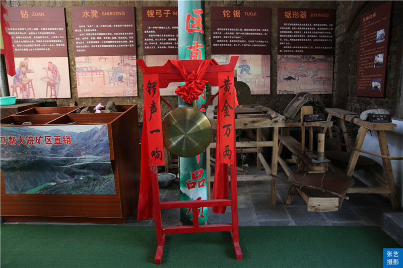 腾冲古镇旅游，游客花几千元买下翡翠赌石，一刀切下身价飙涨