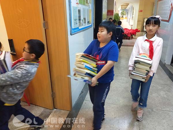 图书专线前往阿克苏胜蓝实验小学师生的这一行动温暖了整个冬天