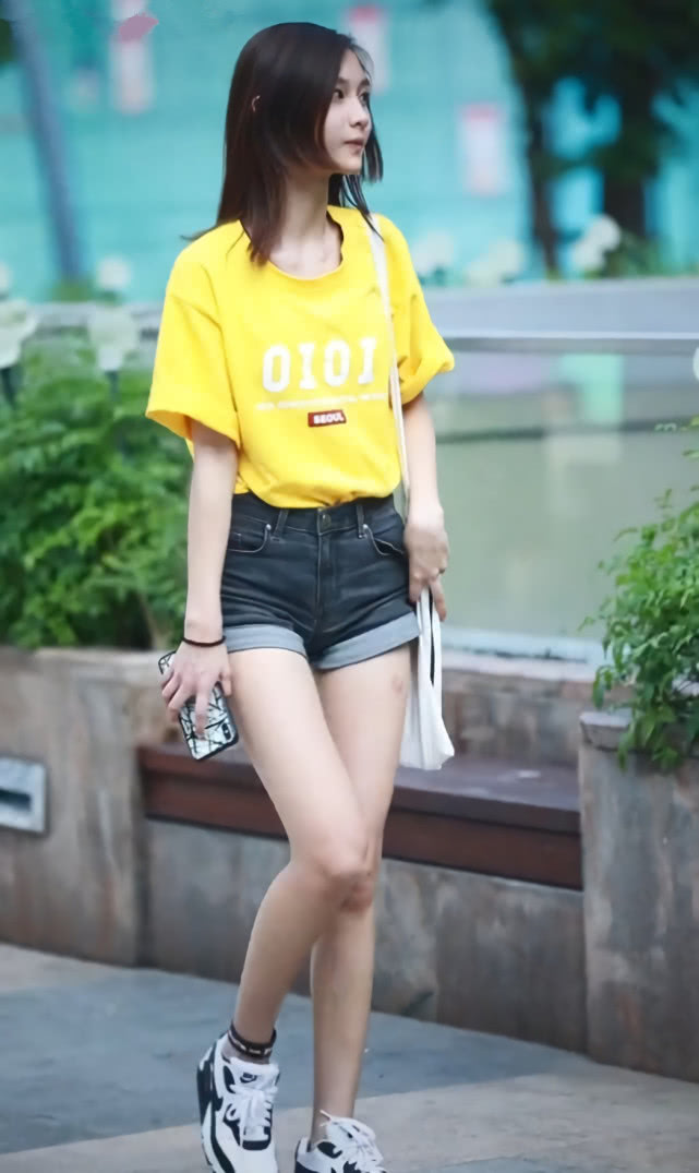 小姐姐上课太赶时间了?拿一只“护腕”当袜子,却意外潮到飞起