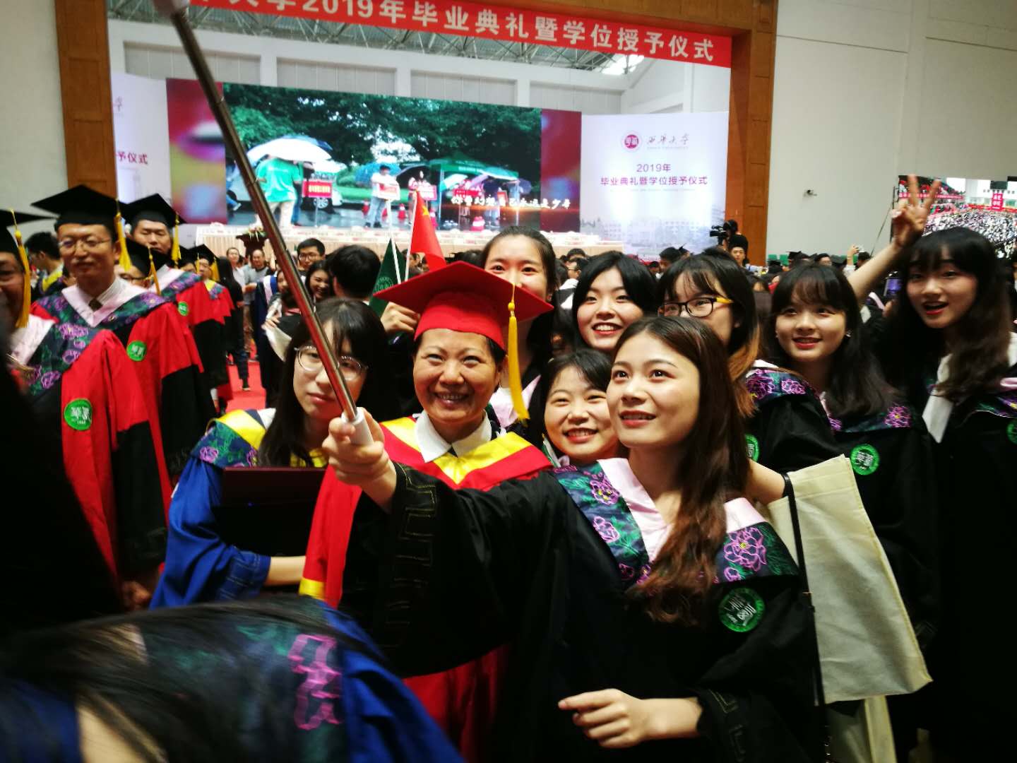 西华大学举行毕业典礼,校领导成了毕业生们的模特