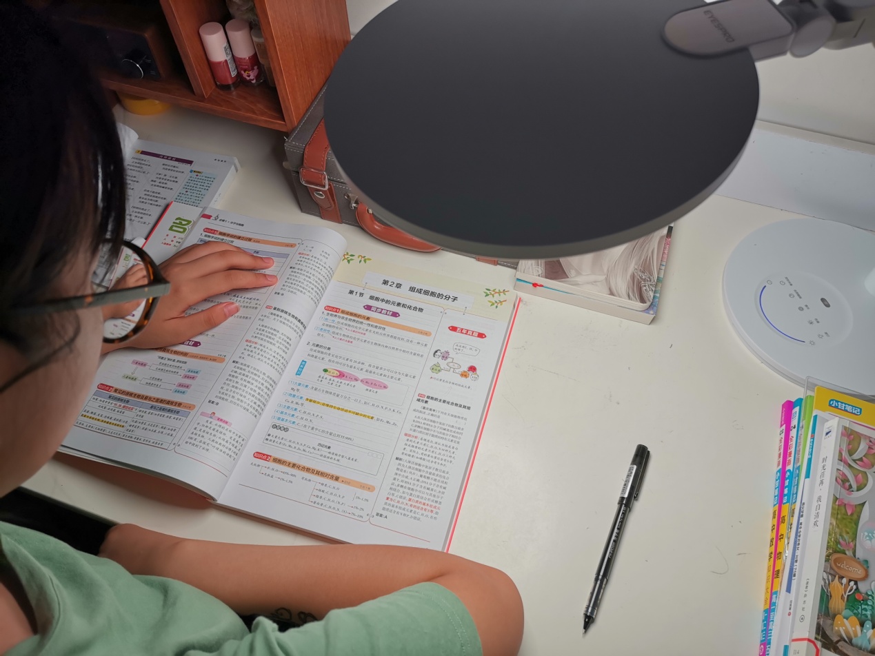 国家A*级A**标准，保护眼睛就选孩视宝全光谱台灯