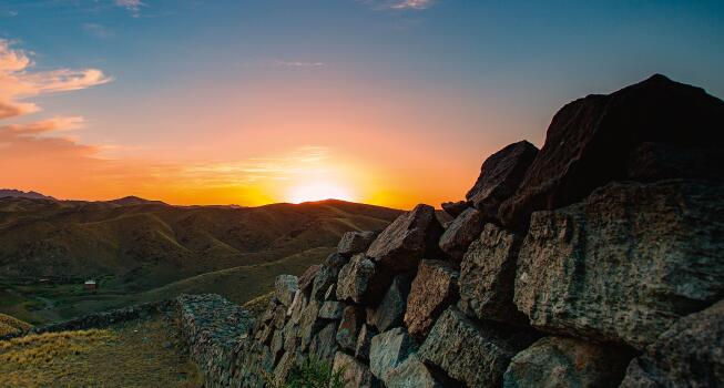 敕勒川上为什么会有十多处的昭君墓？
