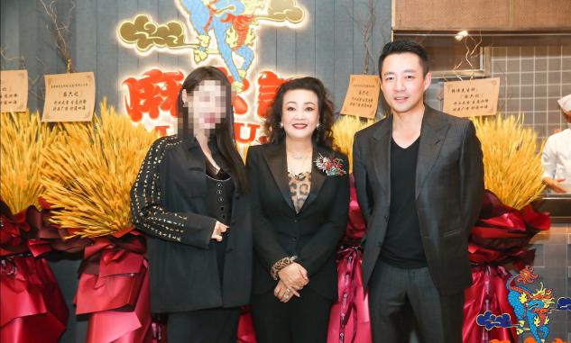 大S婆婆晒礼物生活太富贵!1块火腿值4万?比腰还粗3人才拿动