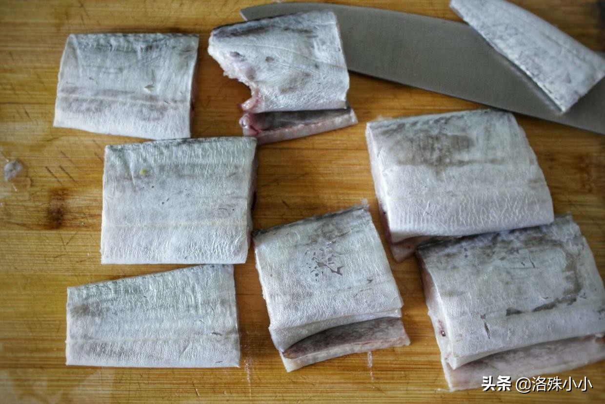 煎蒸带鱼口感细腻，味道鲜，蒸前除腥这一步是重点！