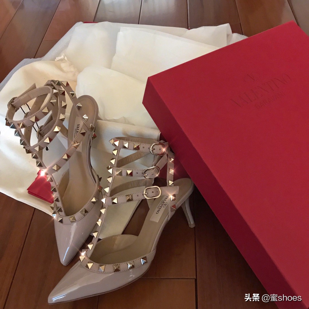 女生穿不同颜色的华伦天奴高跟鞋,华伦天奴高跟鞋三环二环