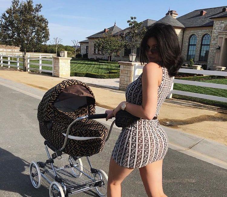 “别踩那个地铁女孩,她脖子上的Fendi要7000”