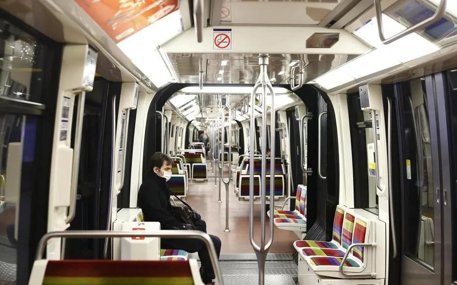 在贴满了一百万张贴纸之后，我快不认识巴黎地铁了…