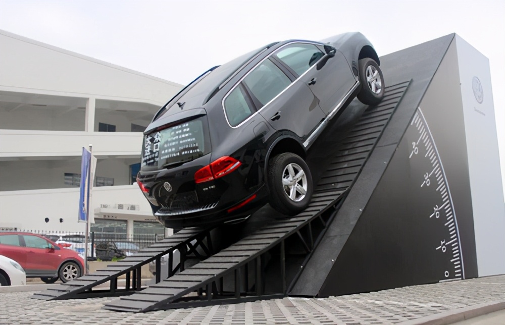 陡坡起步防止后溜的绝招,自动挡上坡起步会溜车是怎么回事