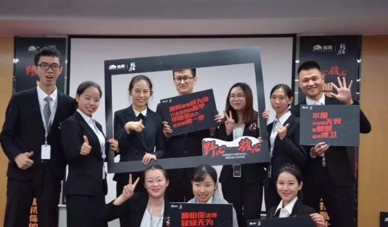 身边常看到一个穿着比较体面的团队