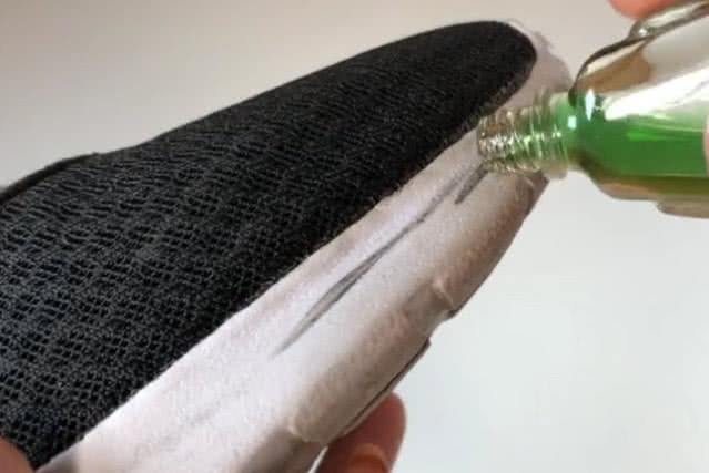 小白鞋黑印子厚厚一层，挤点“风油精”一擦，污垢哗哗掉