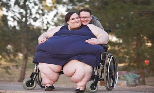 俩女人,一个身材臃肿,一个身材窈窕,生育时的差距一目了然