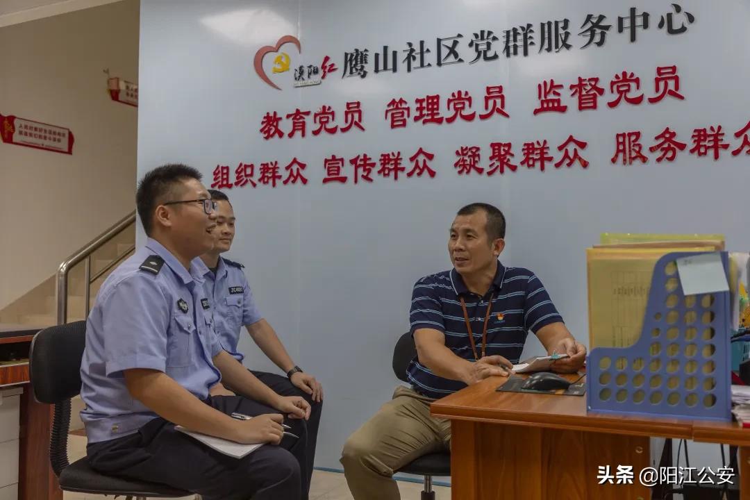 警民共筑连心桥携手保平安,社区警务室与社区共同开展工作