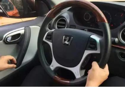 开车姿势看出你开车速度,怎么判断驾驶员开车稳不稳