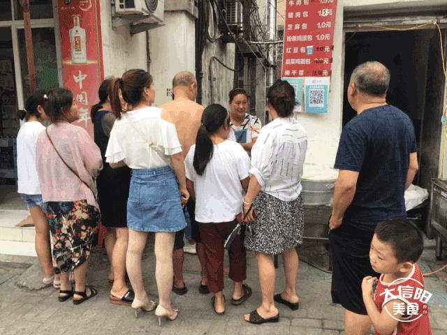 探店:信阳这家十年无名包子铺,据说排队到腿软也要吃?