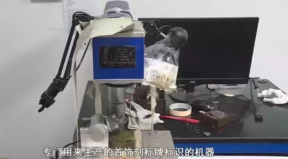 房间里堆满化妆品,卡地亚纪梵希香奈儿