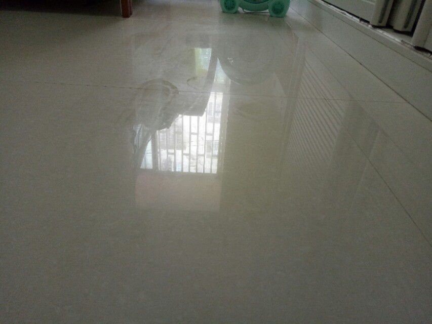 地面潮湿,让地板快速干,您只要拖地的时候加一物,既干净又干爽