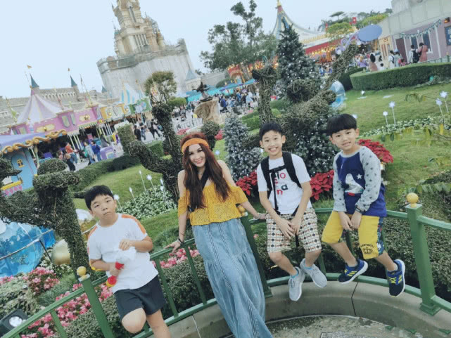 温碧霞晒度假照戴遮阳帽穿露背裙,温碧霞穿粉色裙子图片