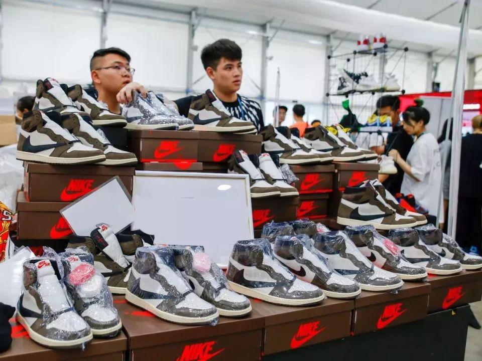 travisscott罕见上脚,travisscott紧张时刻