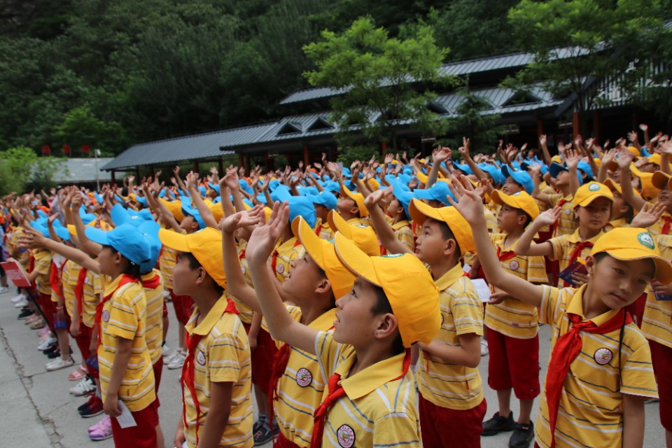 610名可爱的孩子在少华山共绘70米中华龙、千人高歌中国梦!