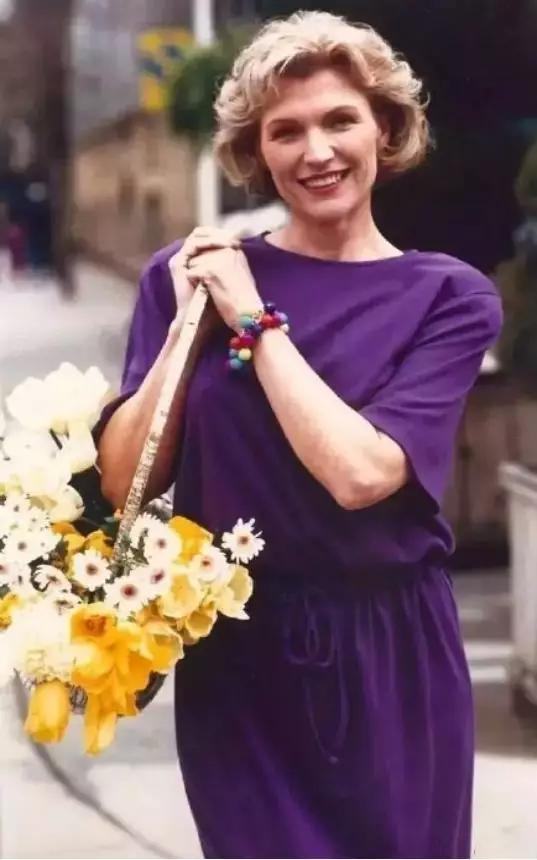 60岁拍裸照，惊艳T台，培养出身价200亿儿子：年龄从来不是问题