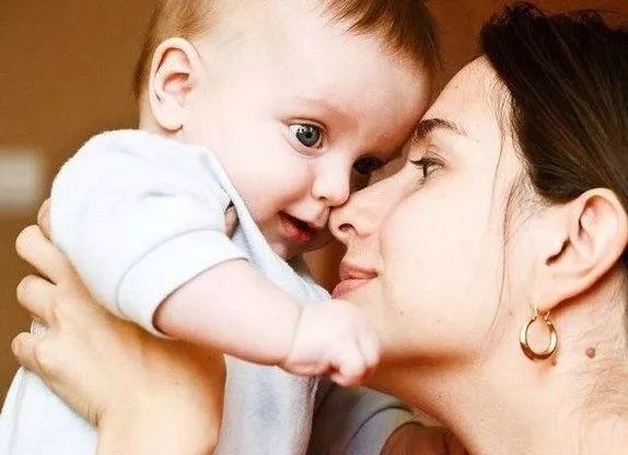 李亚男晒二胎女儿满月照,吸吮手指软萌可爱!附1-2月宝宝早教