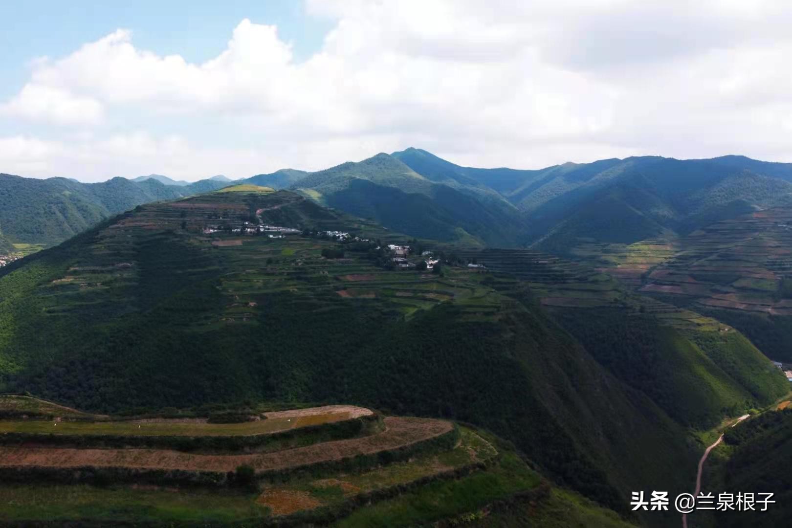 兰州南部大山深处山脊线上的美丽原野乡村沟对巴