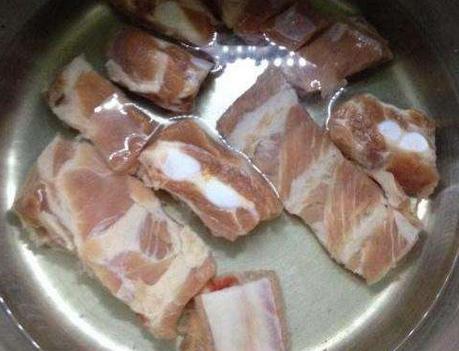 炖排骨汤什么时候放油,炖排骨汤先放盐了怎么办