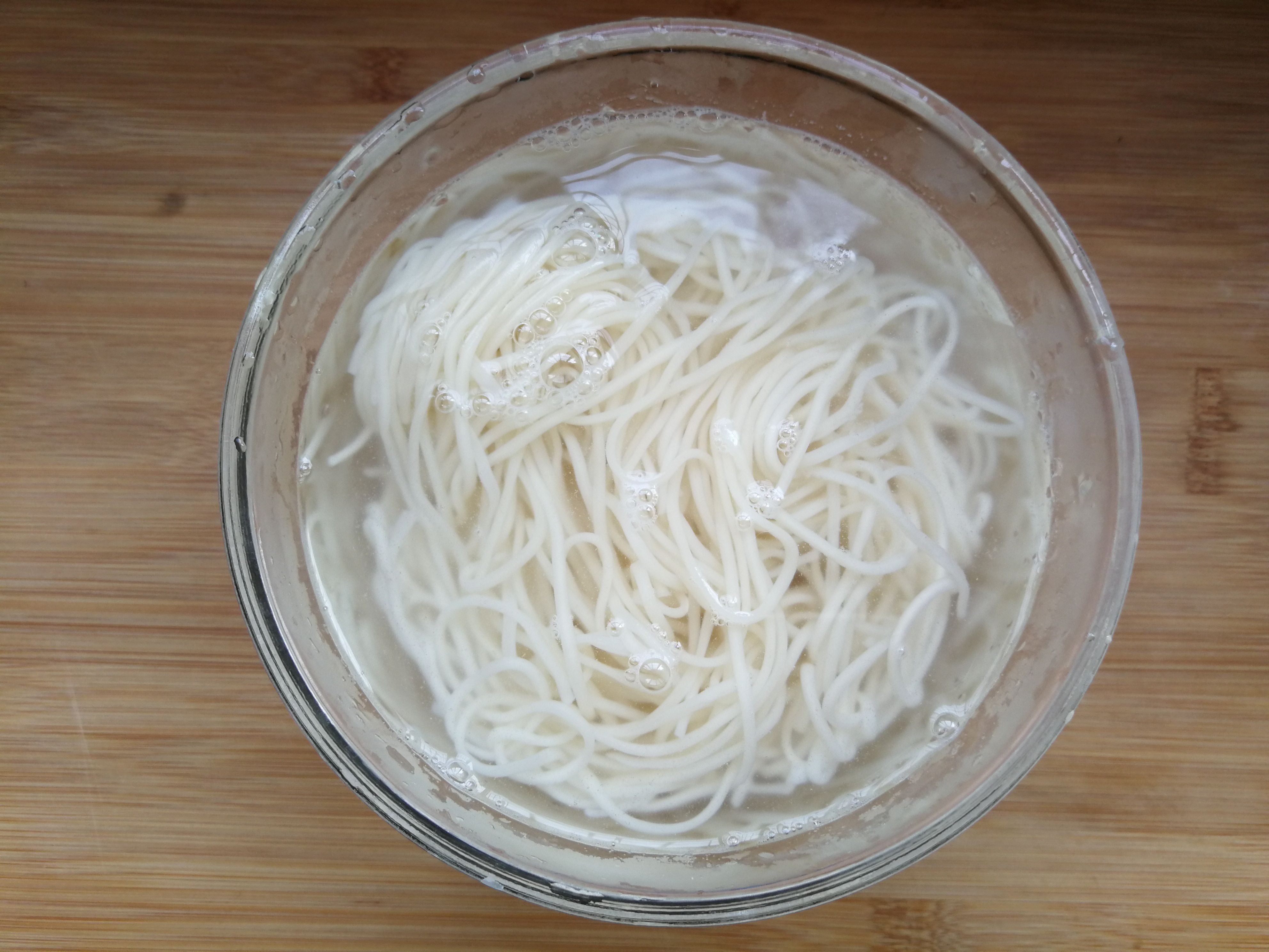 面馆鲜面条怎么煮不粘连又劲道,煮面条时牢记3点面条爽滑又筋道