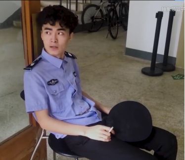 比孙笑川嘴臭、比药水哥真实，他活成了真正的抽象接班人