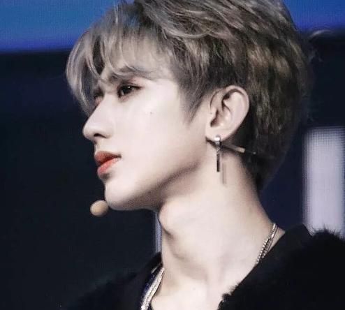 男人脸上有痣的各个部位详细图,脸上有很多痣的帅哥