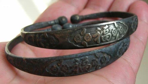 银手镯为什么会变黑视频,小孩戴银手镯突然变黑怎么回事
