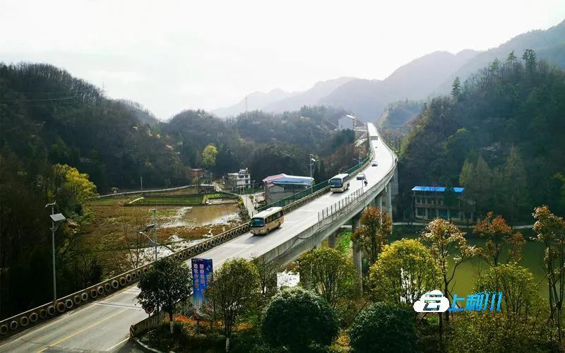 大道如虹筑梦前行,大道如虹天地宽逐梦前行筑坦途