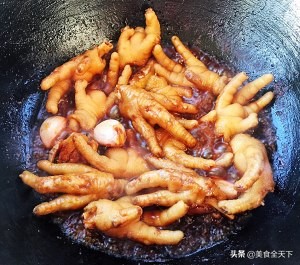 看着电视，吃着自己做出来的卤鸡爪，这种卤鸡爪当零食还不错