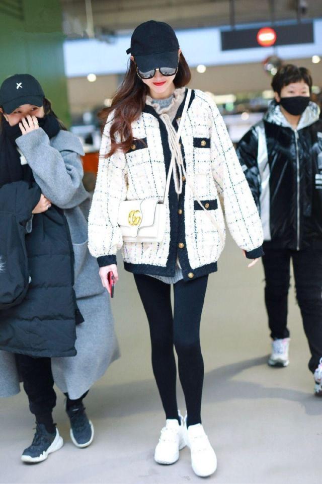 唐嫣银色亮面羽绒服保暖又时尚,唐嫣羽绒服冬季穿搭