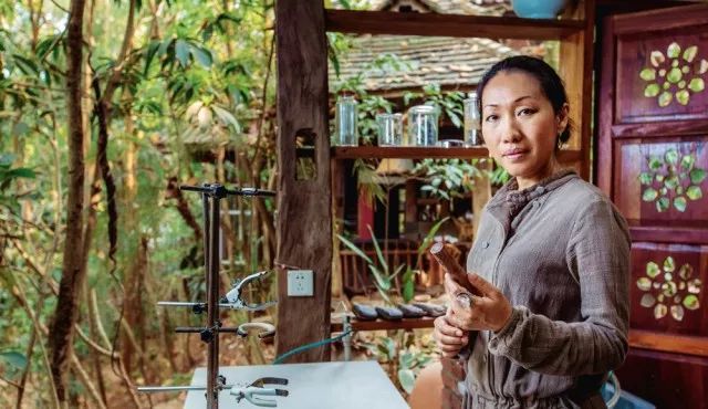 29岁不当记者，追随德国老公守护雨林，两女儿宛如天使，可不上学