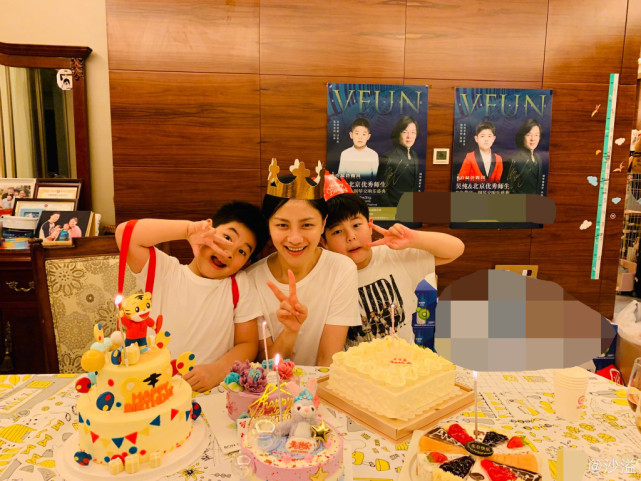 胡可晒一家三口合影为沙溢庆生,胡可生日沙溢晒全家照