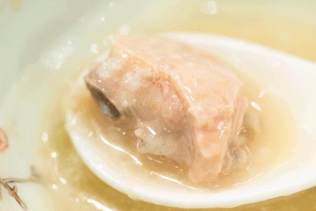 这家噗噗噗的粥底火锅店，稳就一个字