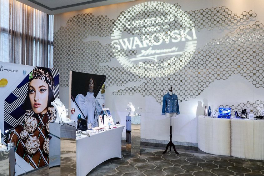 施华洛世奇黑白混搭 (施华洛世奇2019秋冬创意元素)