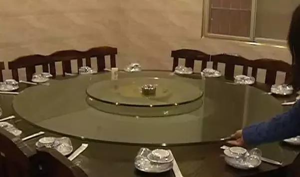 在餐厅吃饭，钢化玻璃餐桌突然炸裂碎成渣还冒烟：只摆了几道菜……担心你身边也有这样的“定时*弹炸**”