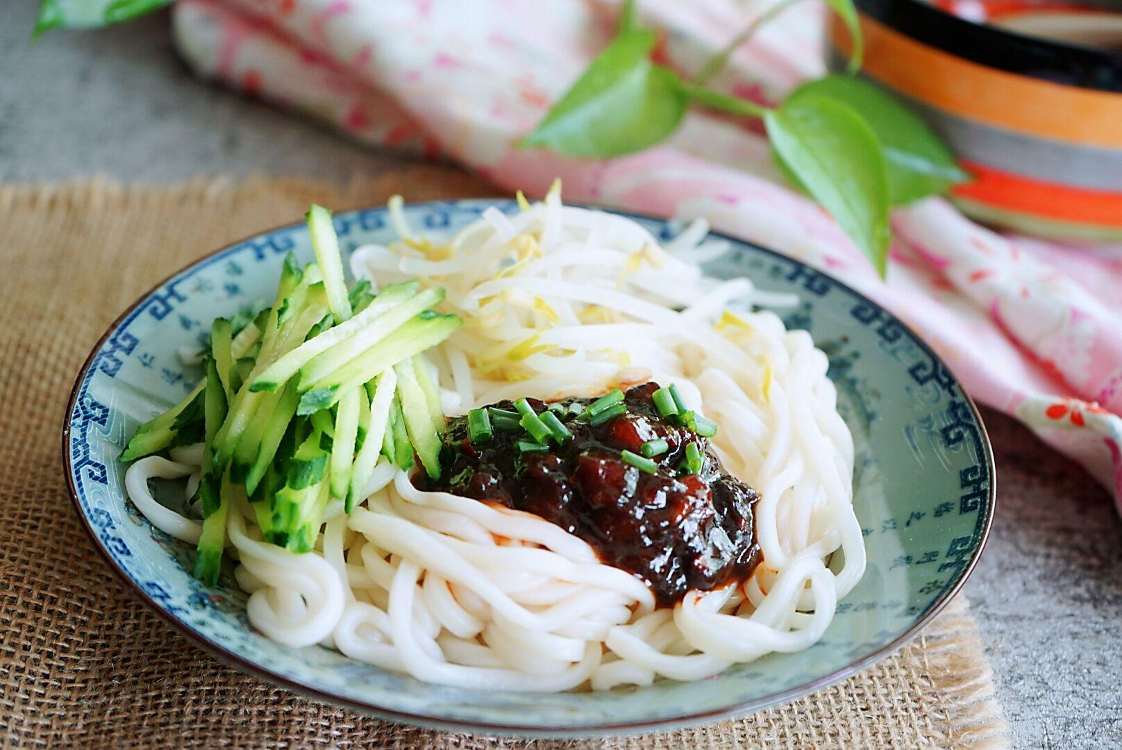 正宗的老炸酱窍门,正宗老北京炸酱可以不放葱吗