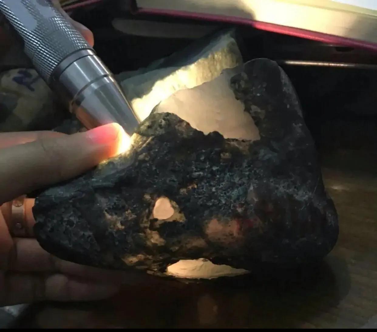 八万拿下会卡开窗料，切开后冰感十足，起货胶感满满