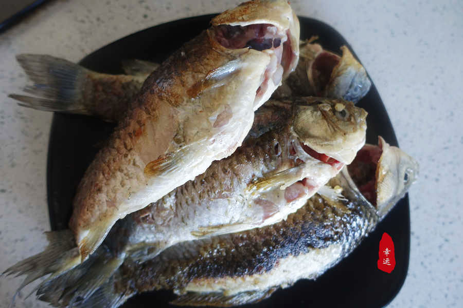 从高压锅中取出完整的酥鱼，真是不容易，它浑身酥软烂要轻拿轻放