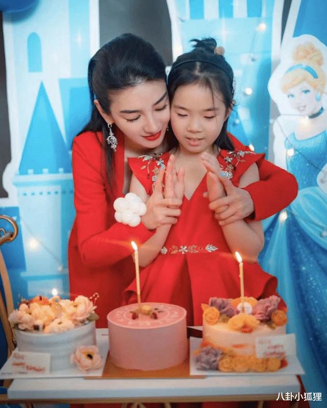 黄奕晒和黄芊玲合照,黄奕携女儿黄芊玲亲子装