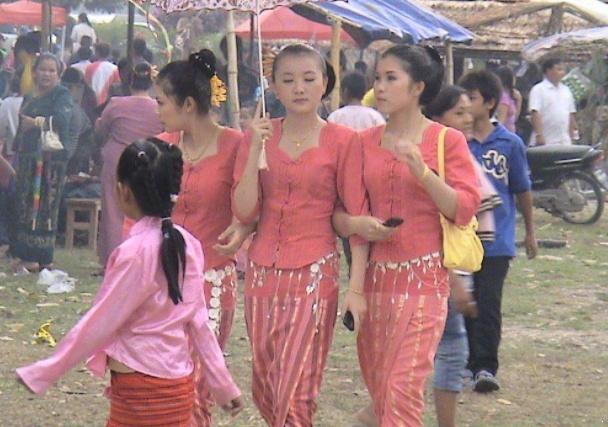缅甸进入中国边境的姑娘,中缅边境缅甸人做生意