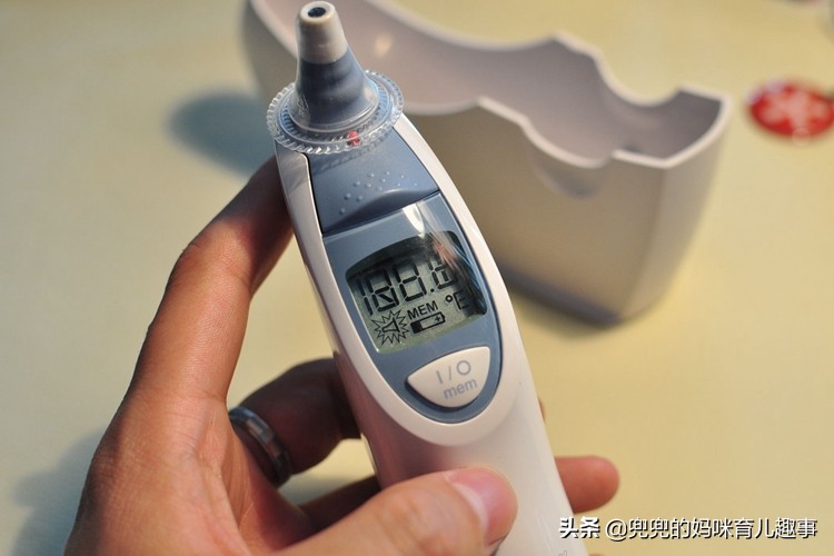 1岁宝宝发烧三天后出现红疹子,1岁宝宝发烧后身上起红疹怎么办