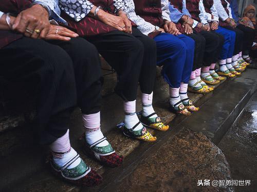 非洲最残忍的风俗，年青女子被亲生父母送去割礼，至今依然保留着