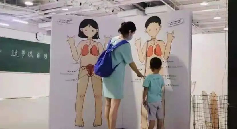 在家看*片A**被老妈撞见，她反手就带我去了个“18禁”场所