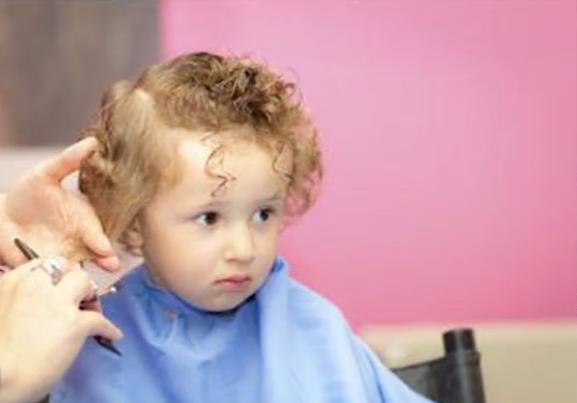 小宝宝理发总是哭闹怎么办,如何给小孩理发不哭闹