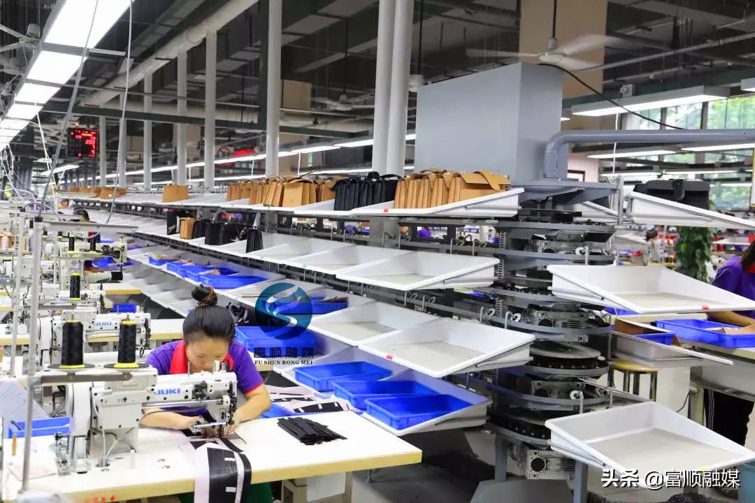 在富顺，有一艘皮具航母，她的名字叫中国红谷！