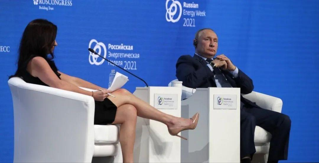 美国女记者*诱色**普京：超短裙、大白腿，撩头发、抛媚眼、舔嘴唇